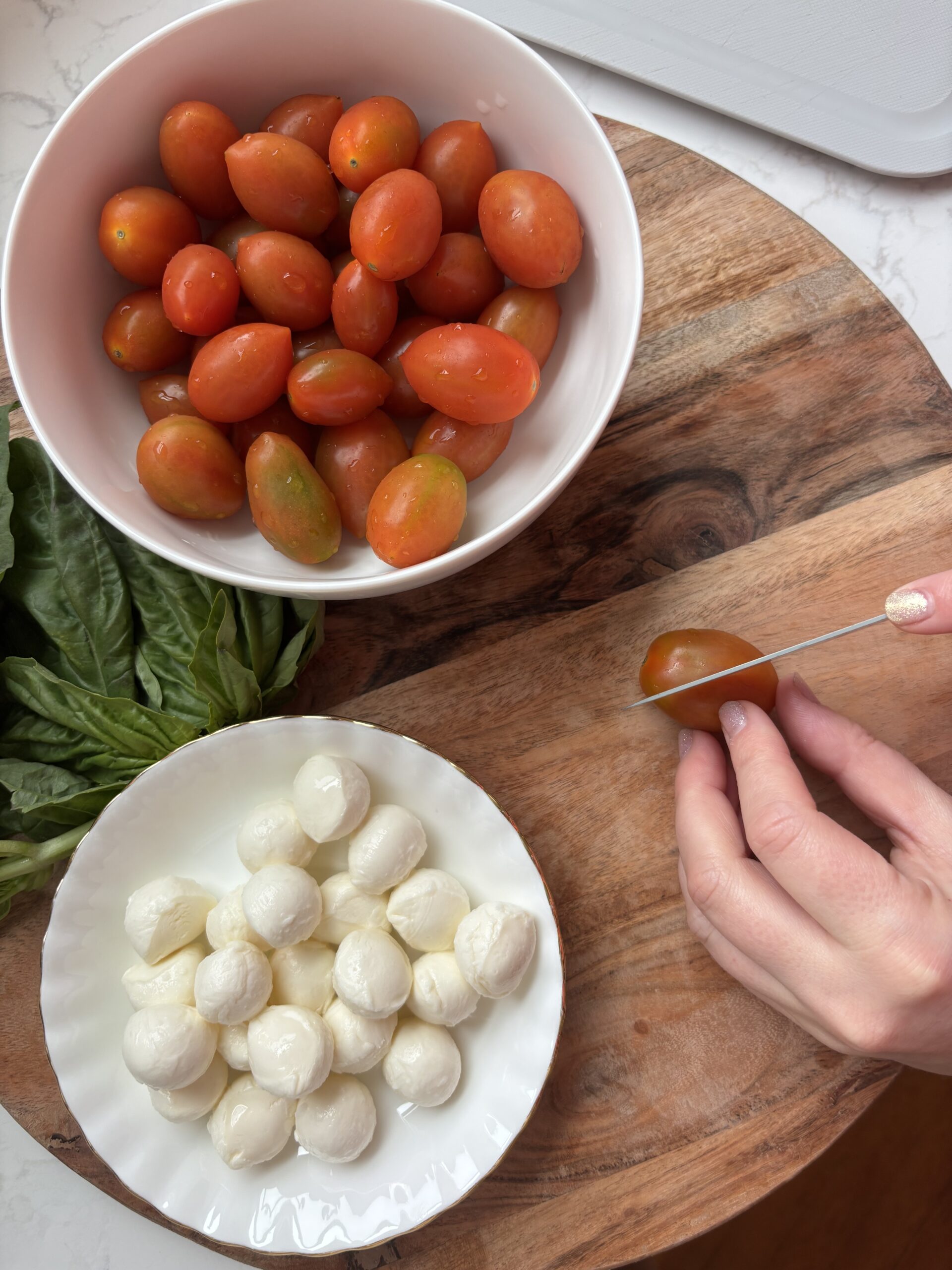 Cutting of the tomatoes for the caprese salad