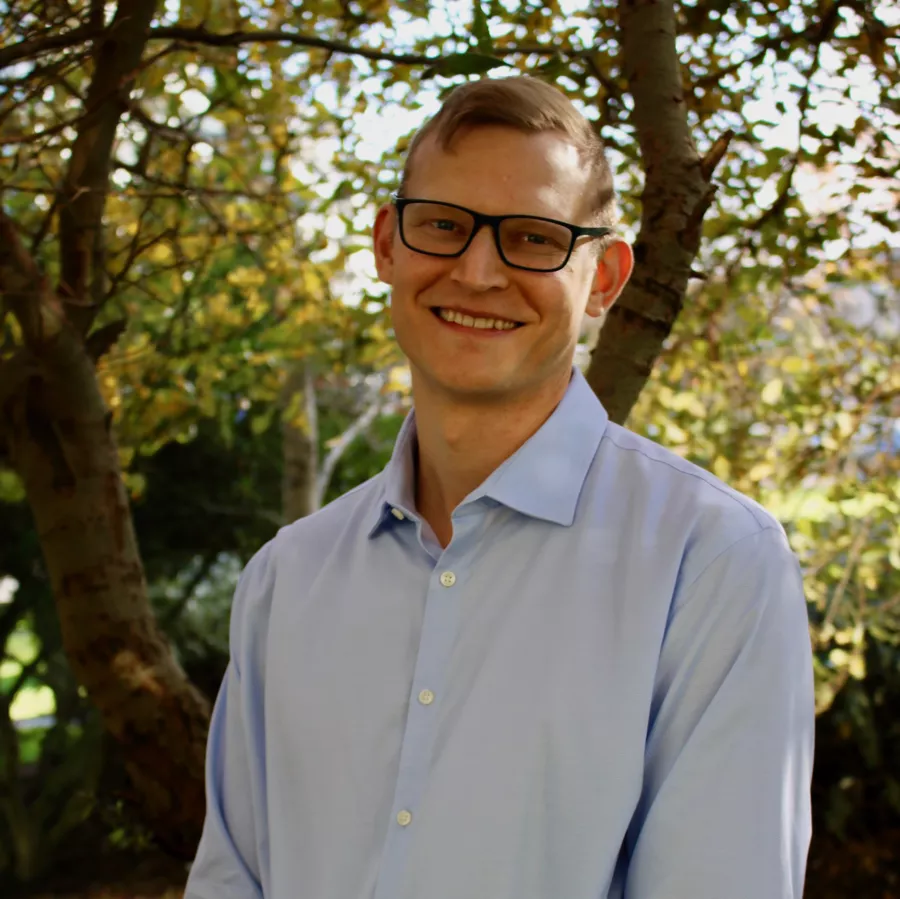 Aaron Jones headshot